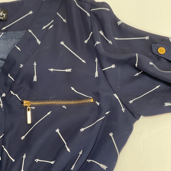 Womens J for Justify Young Contemporary Navy Blue Arrows Top Size Small JD - Picture 8 of 8